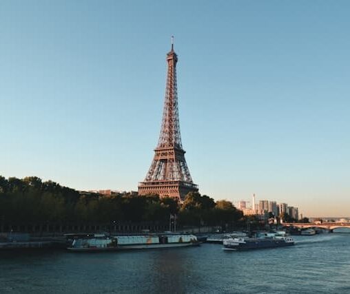 Voyager autrement : les routes insolites de France à découvrir